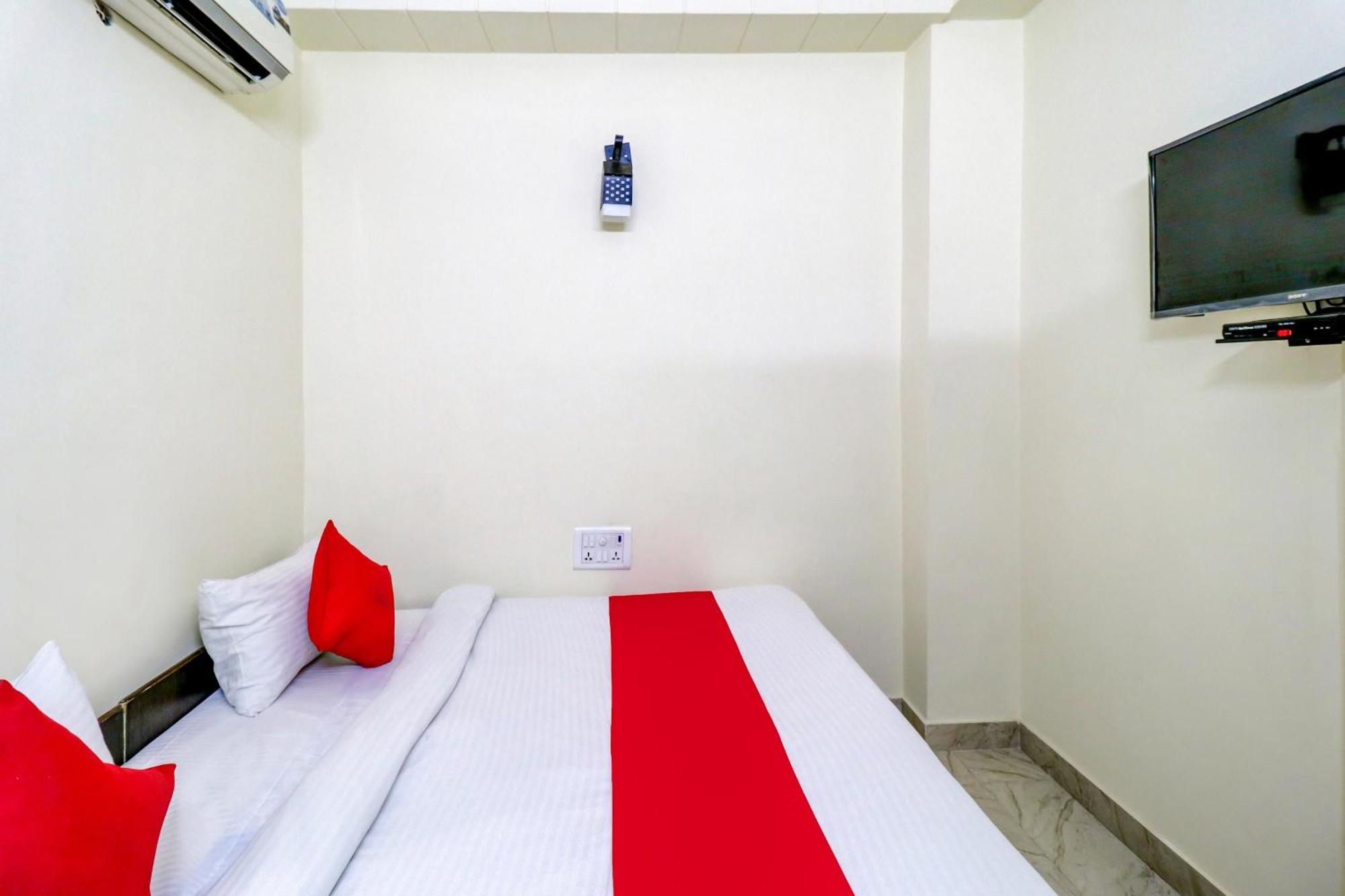 Hotel O Rs Hotels Near Pitampura Metro Delhi  Exterior photo