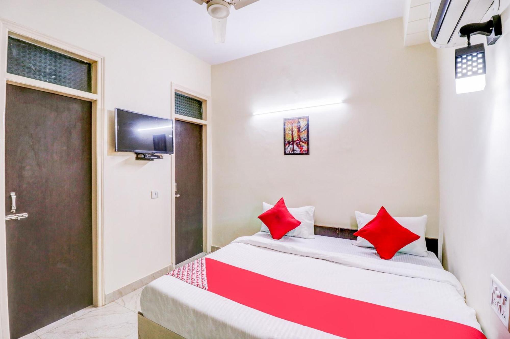 Hotel O Rs Hotels Near Pitampura Metro Delhi  Exterior photo