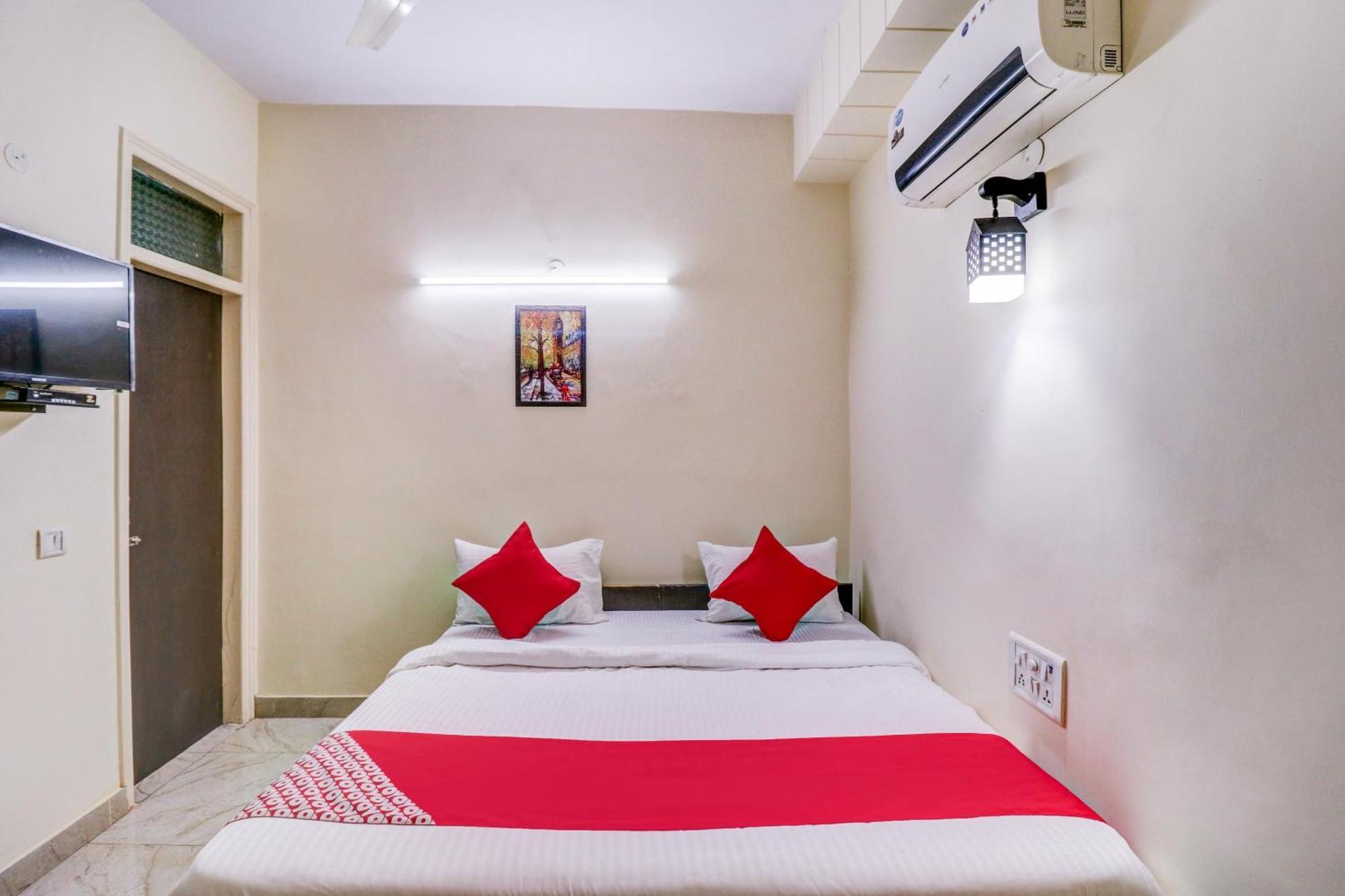 Hotel O Rs Hotels Near Pitampura Metro Delhi  Exterior photo